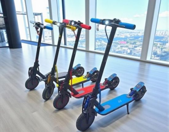 صورة سكوتر كهربائي بوقوف ملون قابل للطي